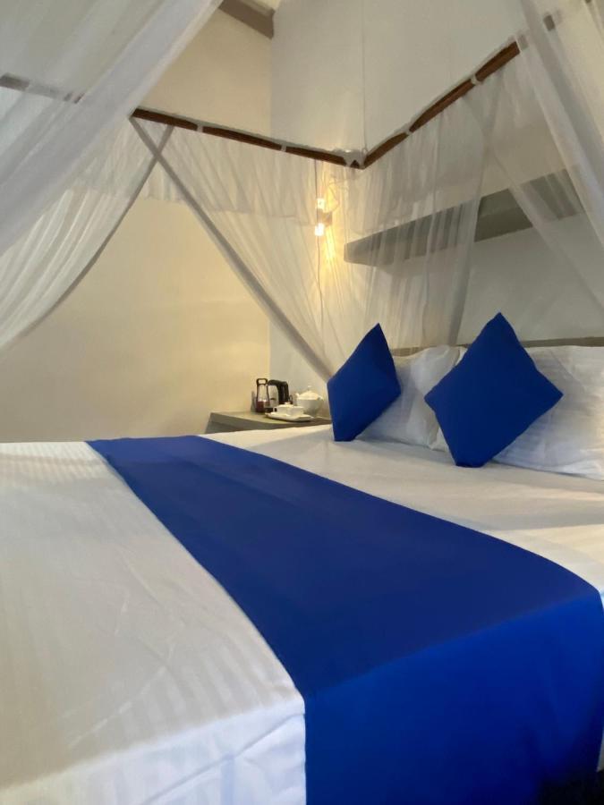 Alma Beach Hotel Weligama Exteriör bild
