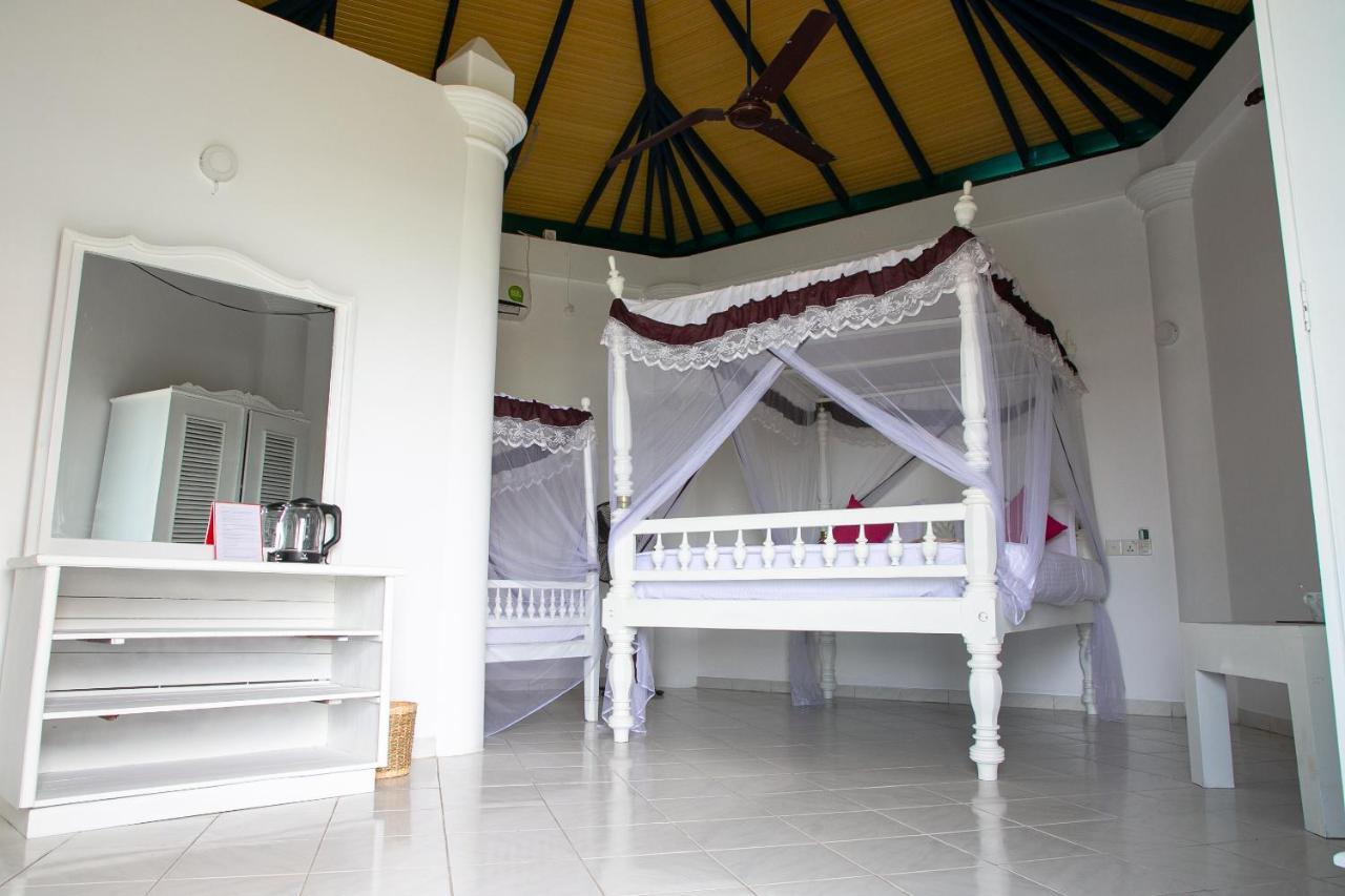 Alma Beach Hotel Weligama Exteriör bild