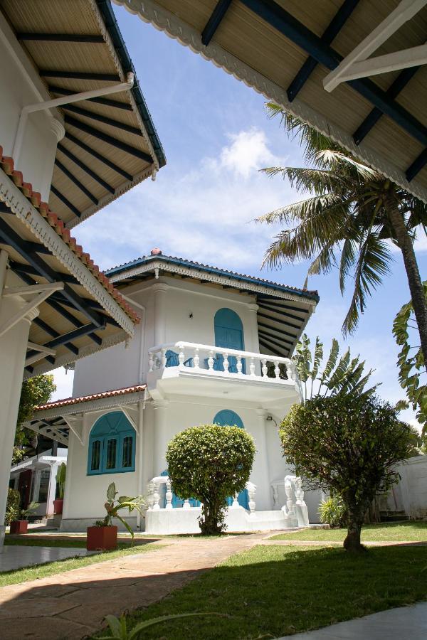 Alma Beach Hotel Weligama Exteriör bild